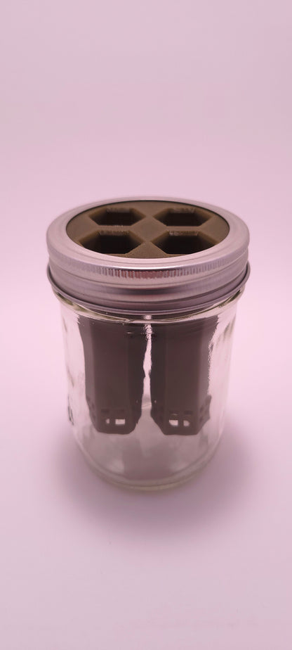 Monark Dimension Kit repousse Mason lisse 250ml, sleek metal container with embossed design, set against a bright background.